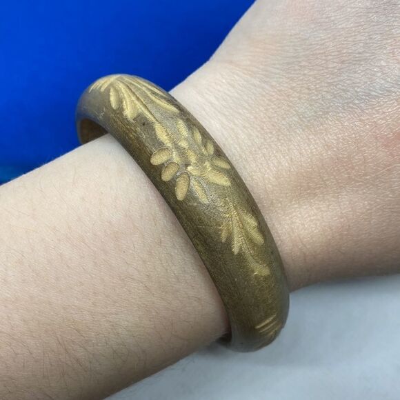 💛 Wood Floral Etched Bangle - Picture 4 of 5